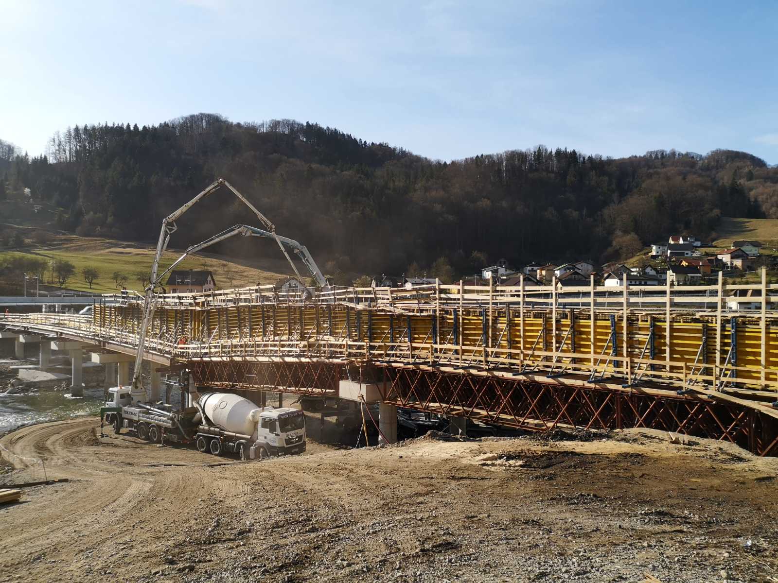 Superstructure of the bridge in Marija Gradec is taking shape