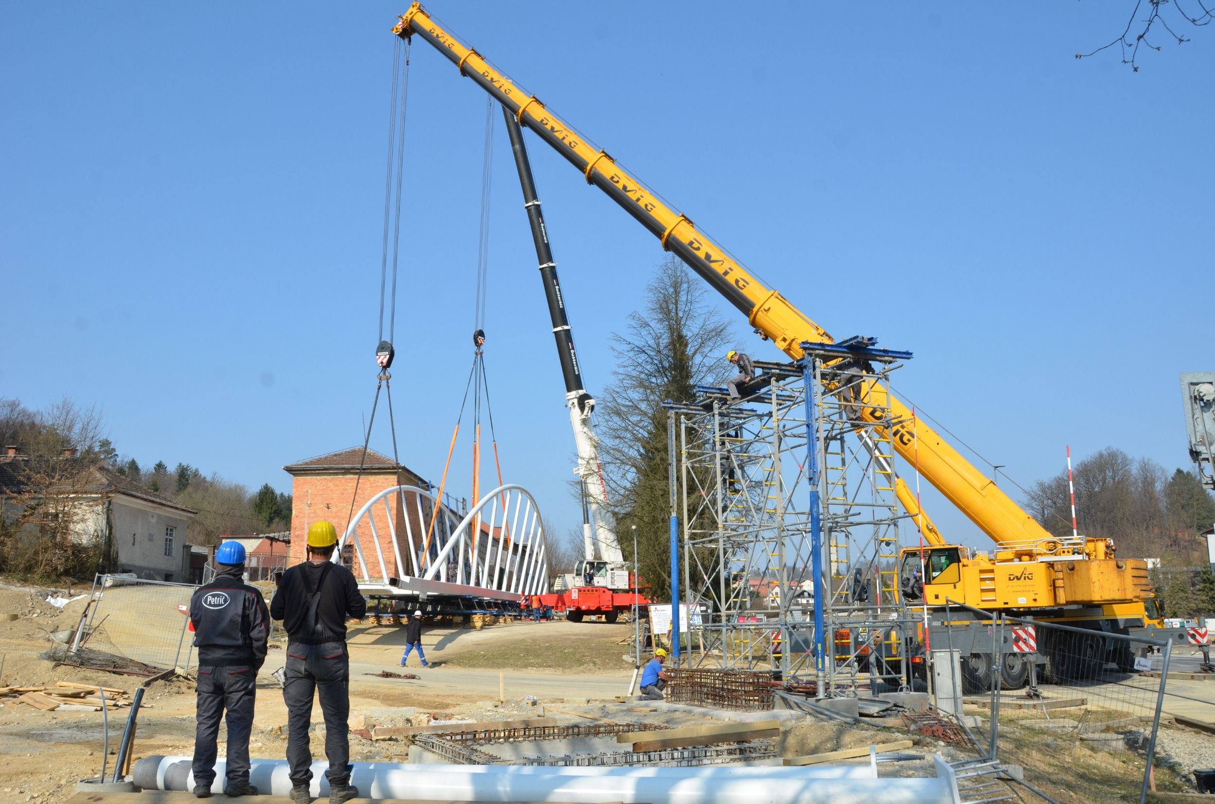 Installation of the main and largest steel structure segment of the overpass Sonce