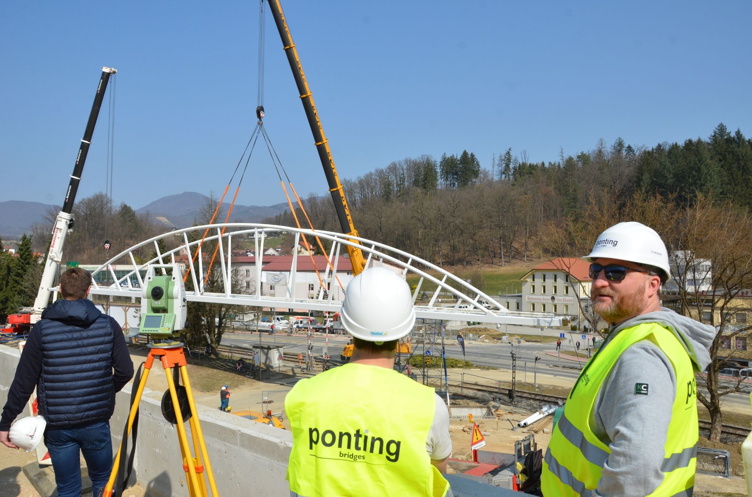 Installation of the main and largest steel structure segment of the overpass Sonce