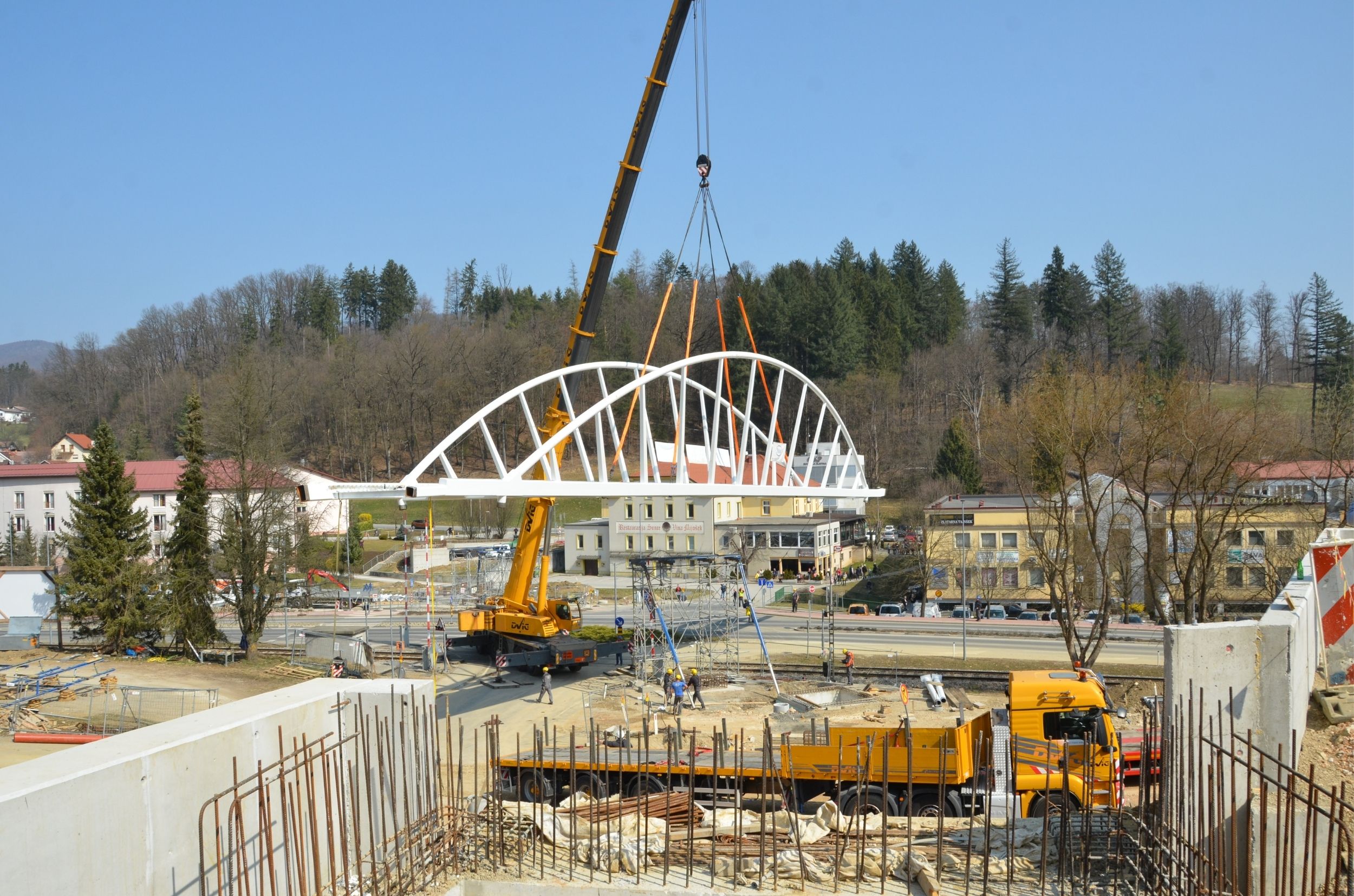 Installation of the main and largest steel structure segment of the overpass Sonce