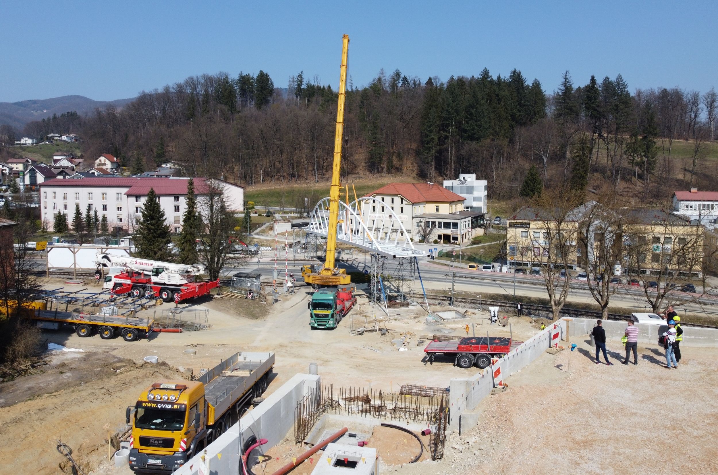 Installation of the main and largest steel structure segment of the overpass Sonce