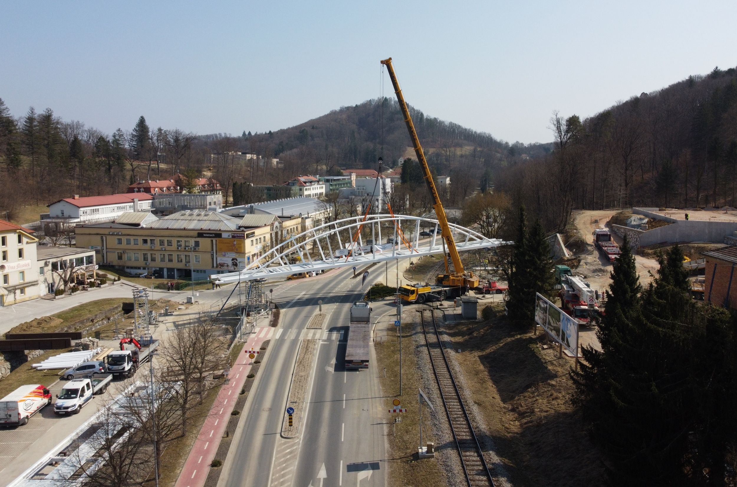 Installation of the main and largest steel structure segment of the overpass Sonce