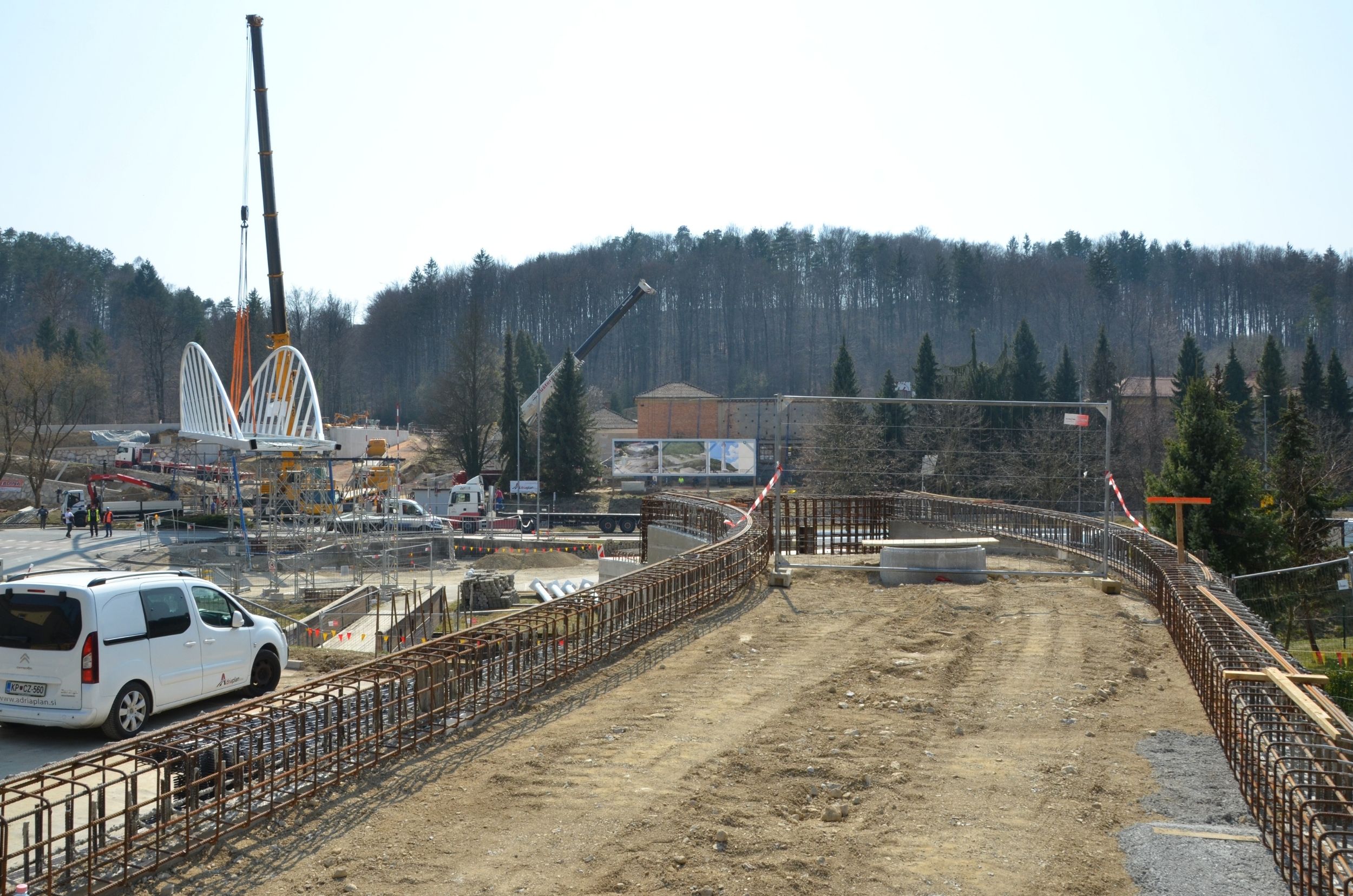 Installation of the main and largest steel structure segment of the overpass Sonce