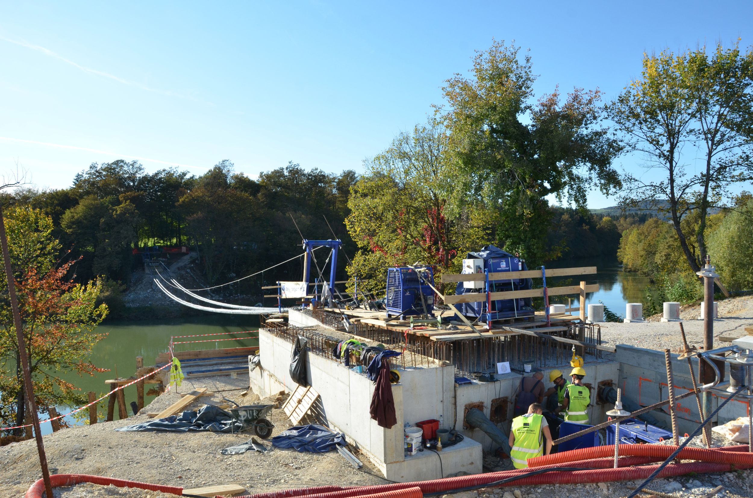 All four bearing tendors of the Foot and Cycle Bridge in Irča vas installed