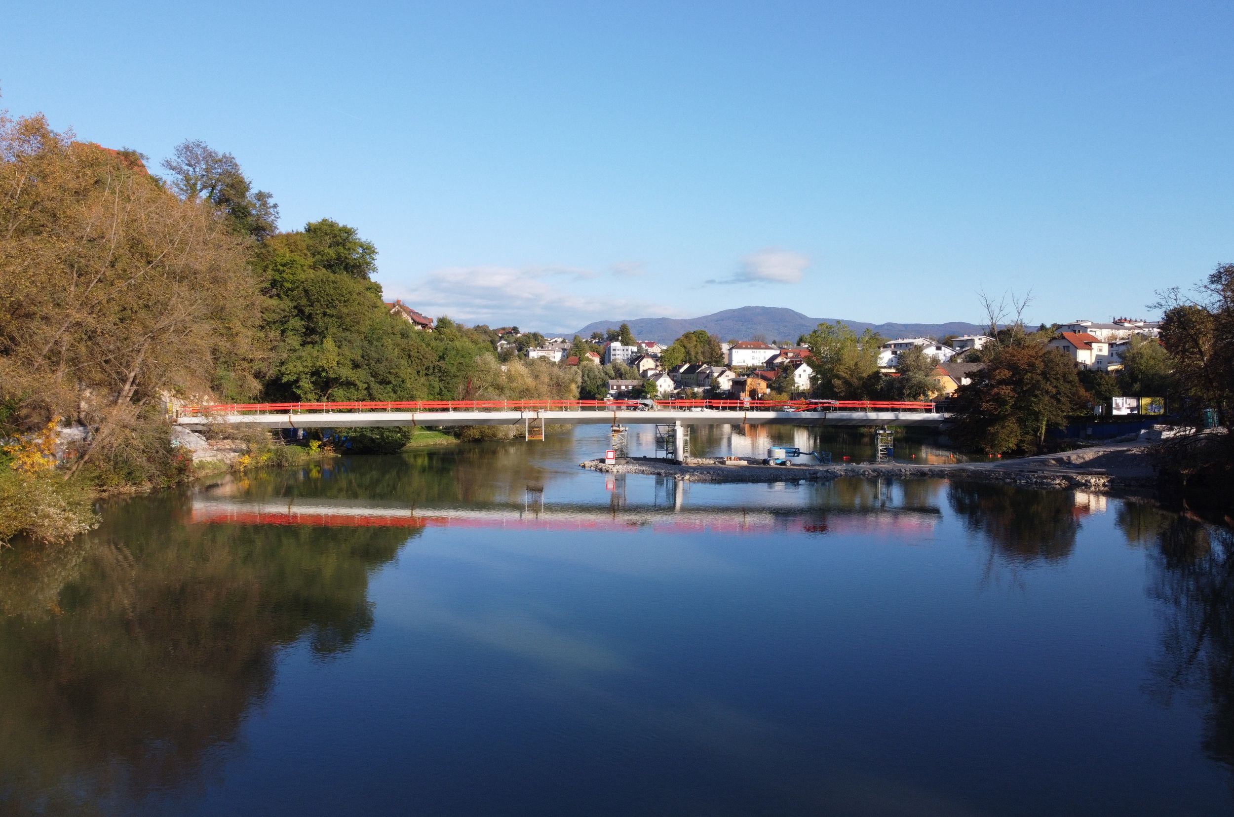 The steel structure of the Loka-Kandija Footbridge is nearing completion