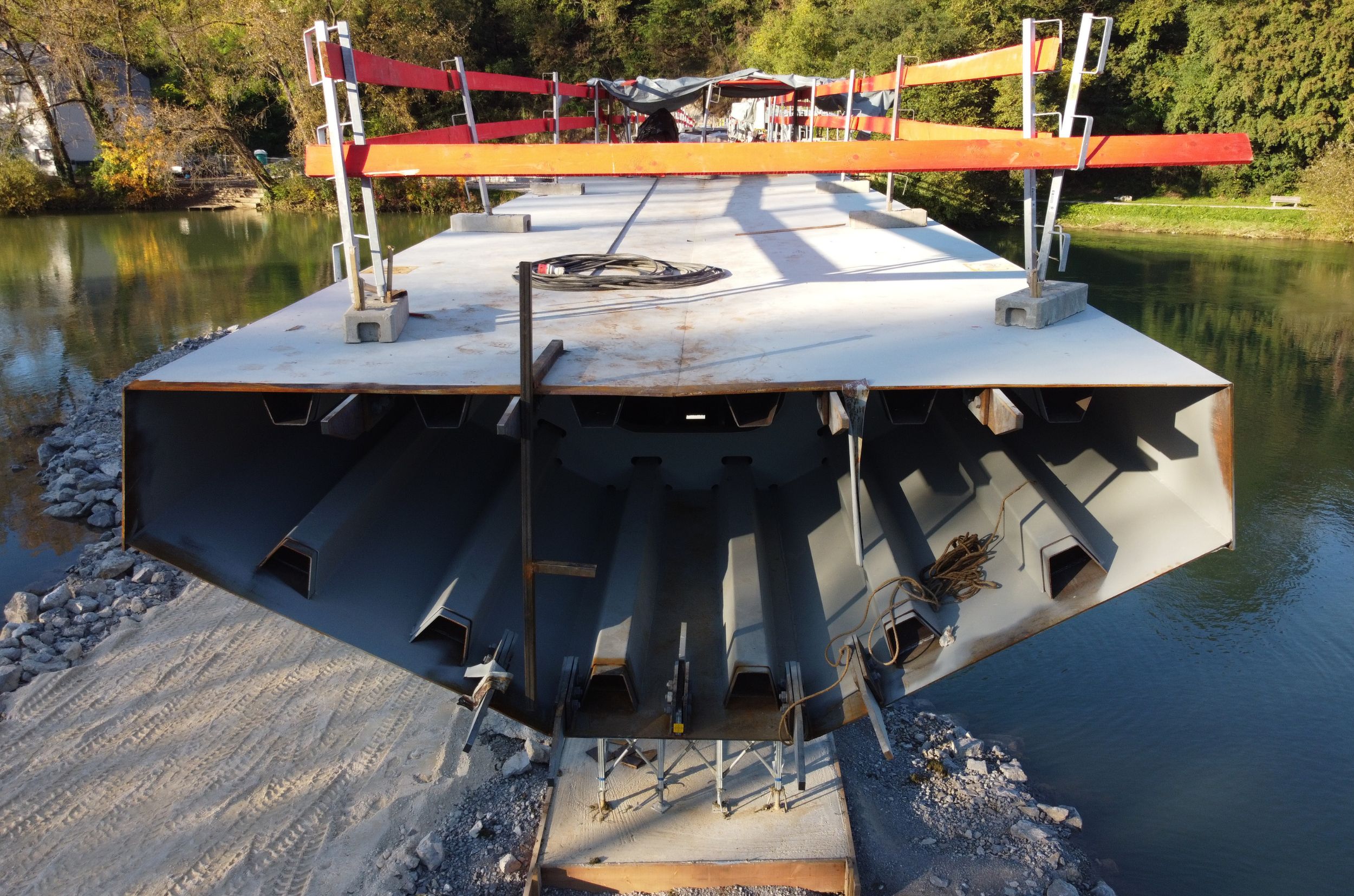 The steel structure of the Loka-Kandija Footbridge is nearing completion