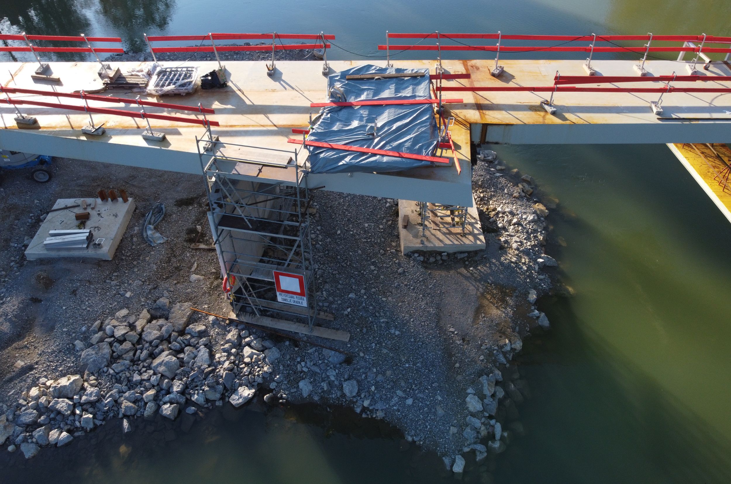 The steel structure of the Loka-Kandija Footbridge is nearing completion
