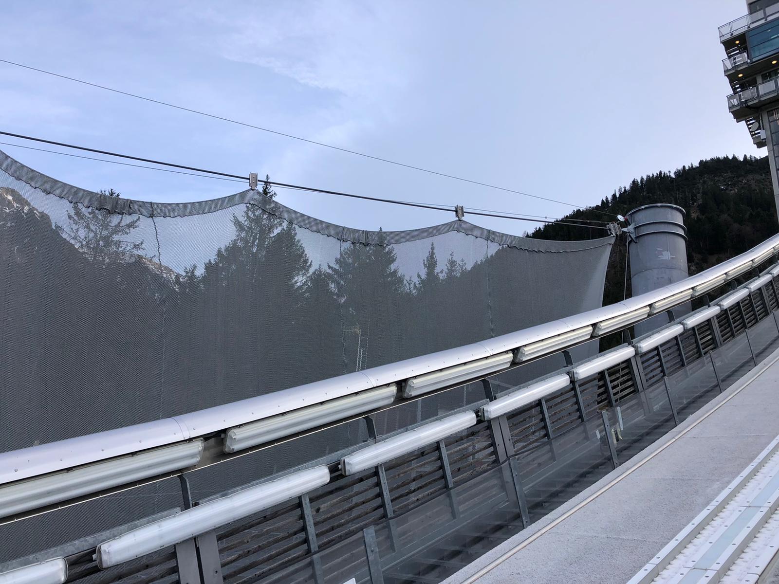 Windnet-deflection system for ski jumping hills