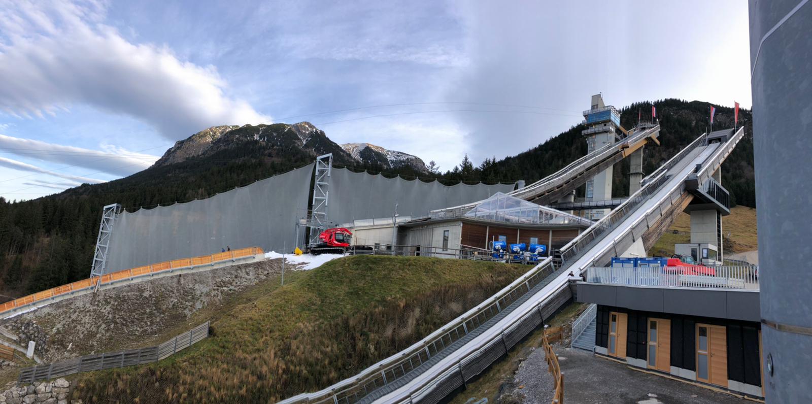 Windnet-deflection system for ski jumping hills
