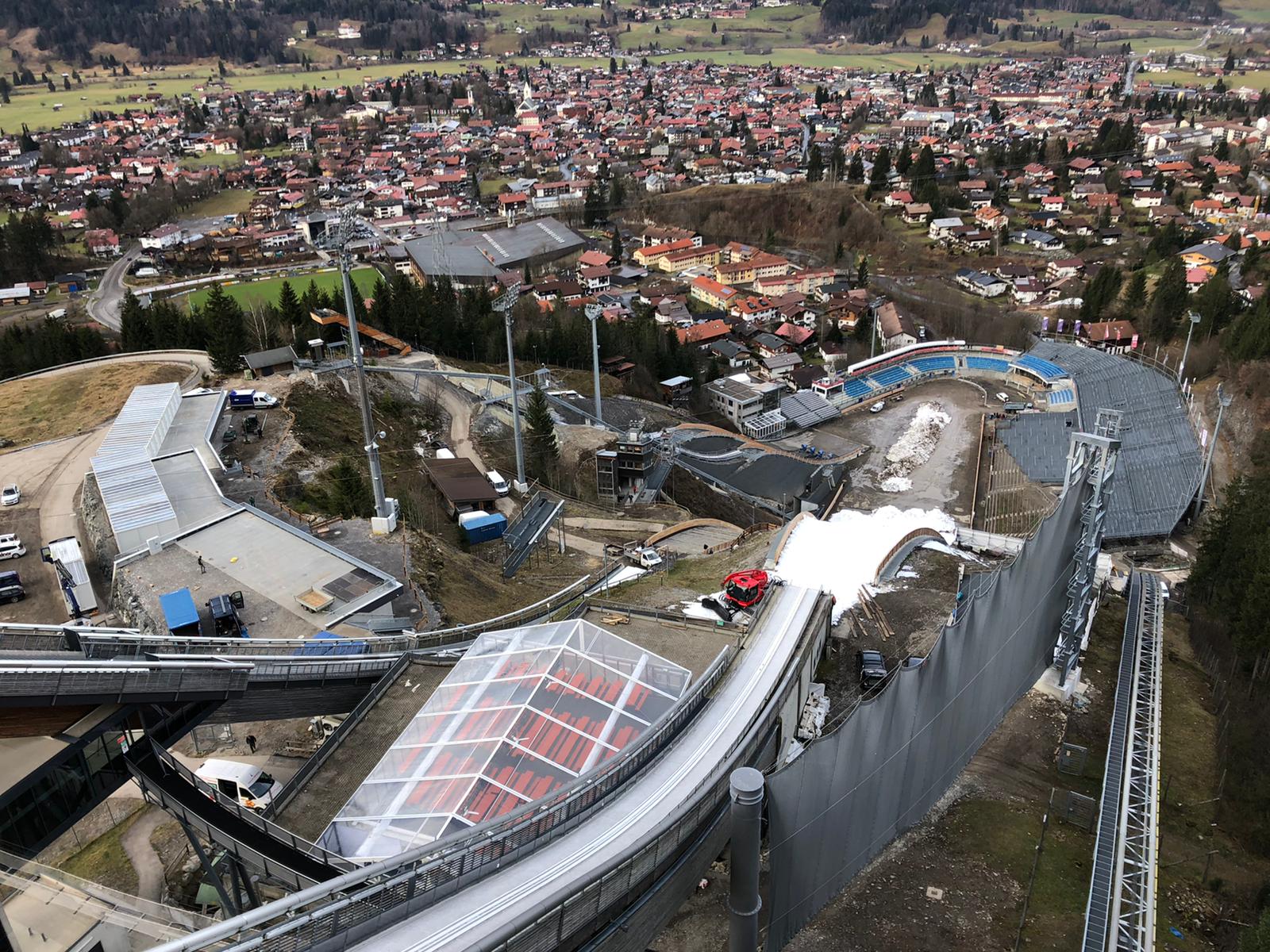Windnet-deflection system for ski jumping hills