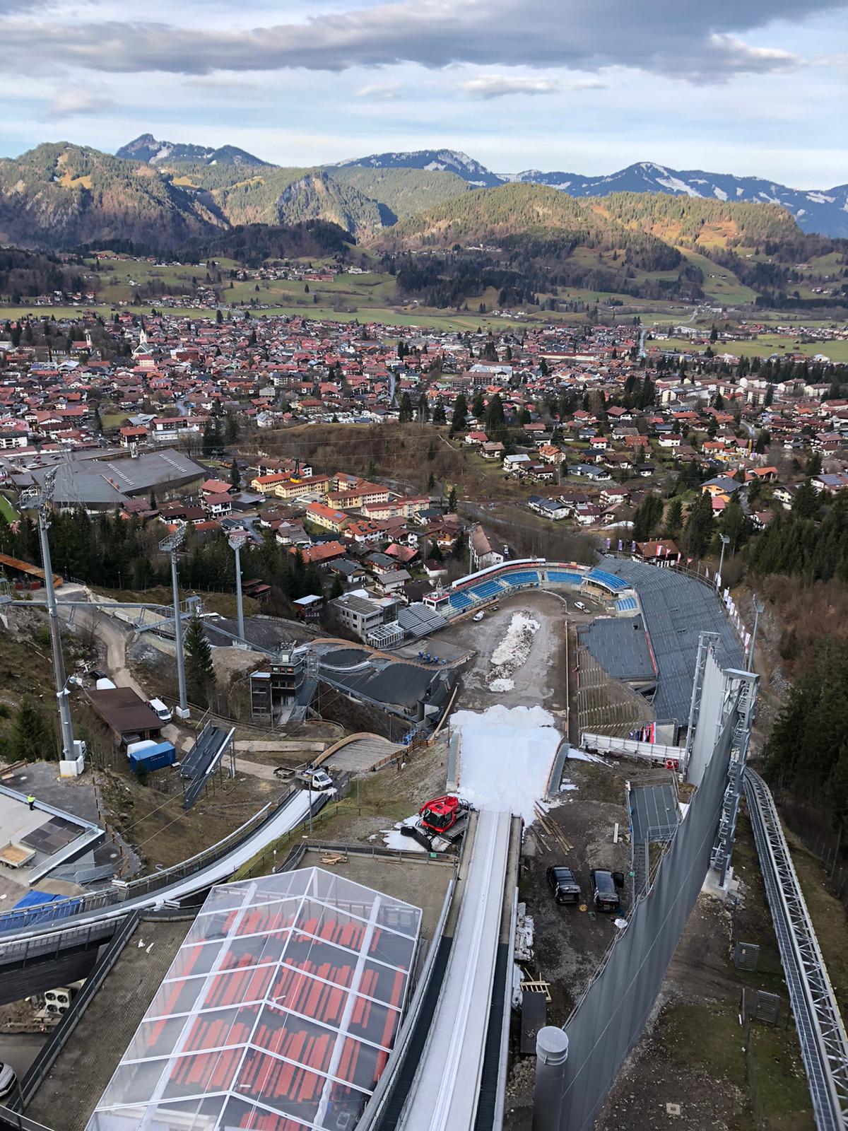 Windnet-deflection system for ski jumping hills