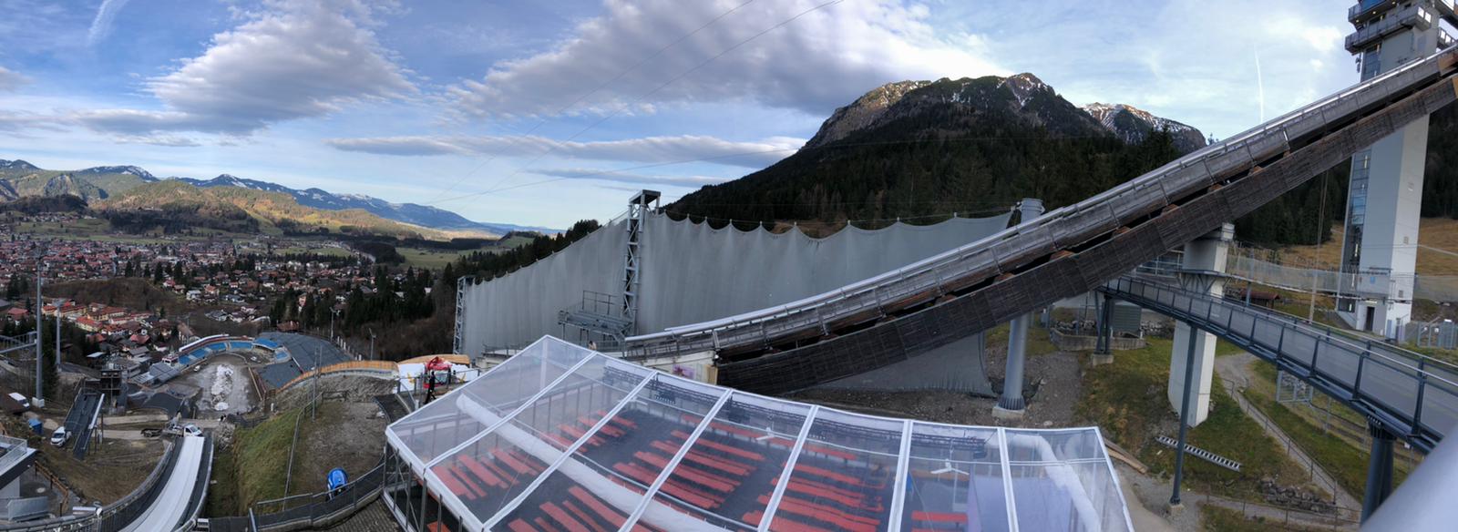 Windnet-deflection system for ski jumping hills