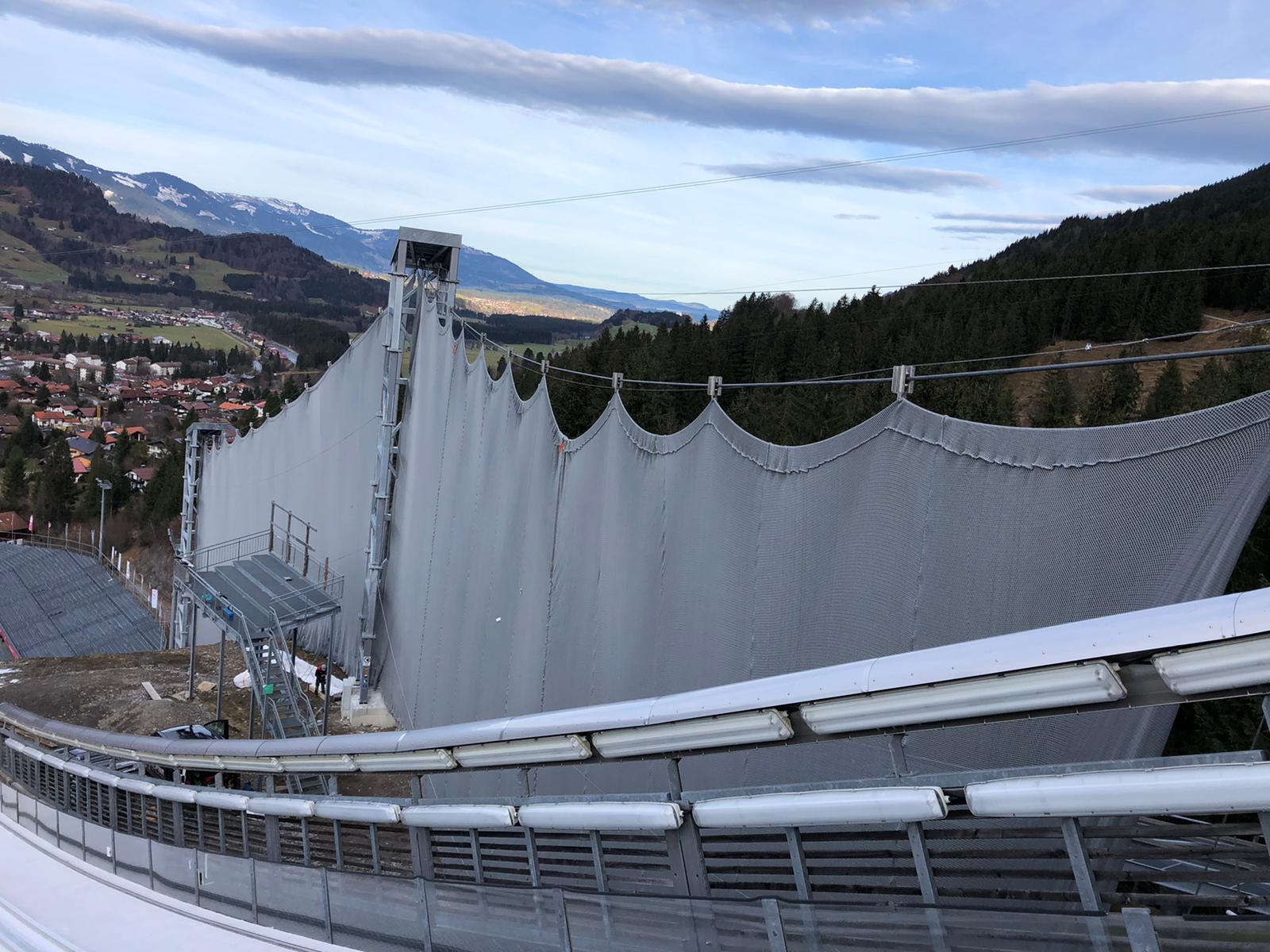Windnet-deflection system for ski jumping hills