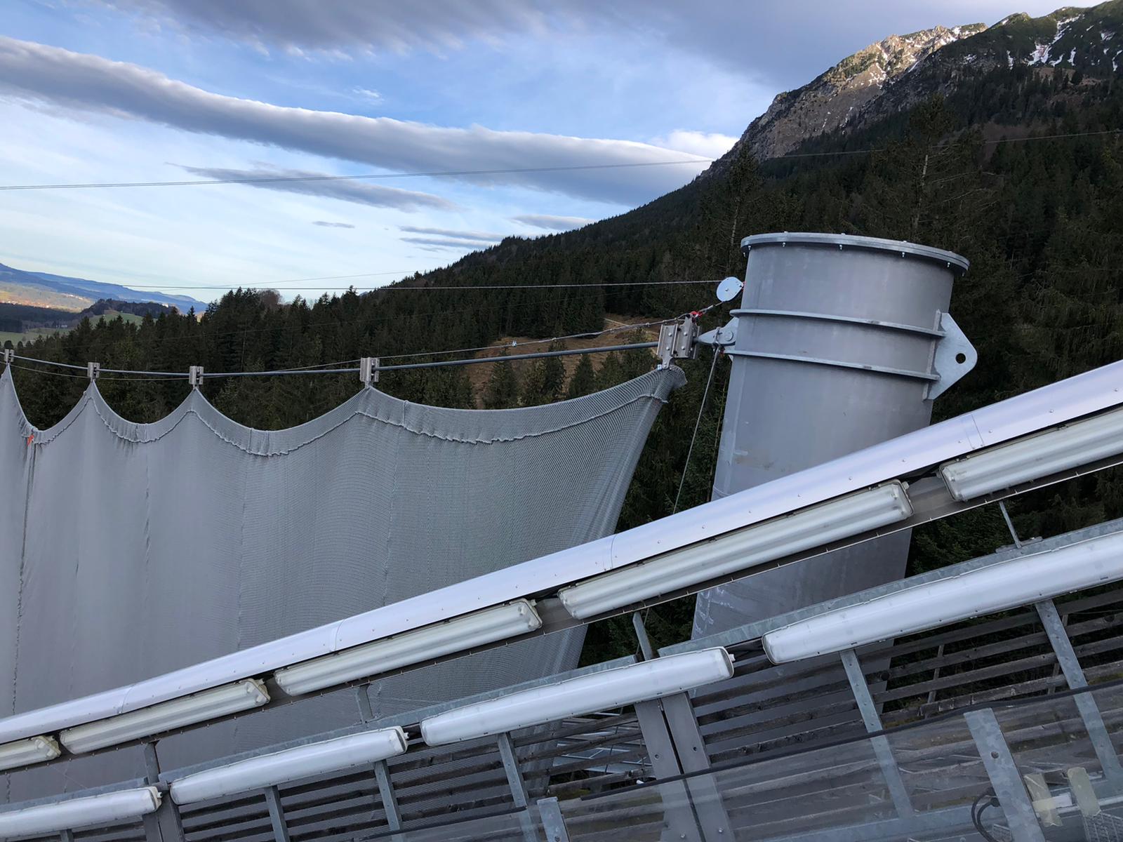 Windnet-deflection system for ski jumping hills