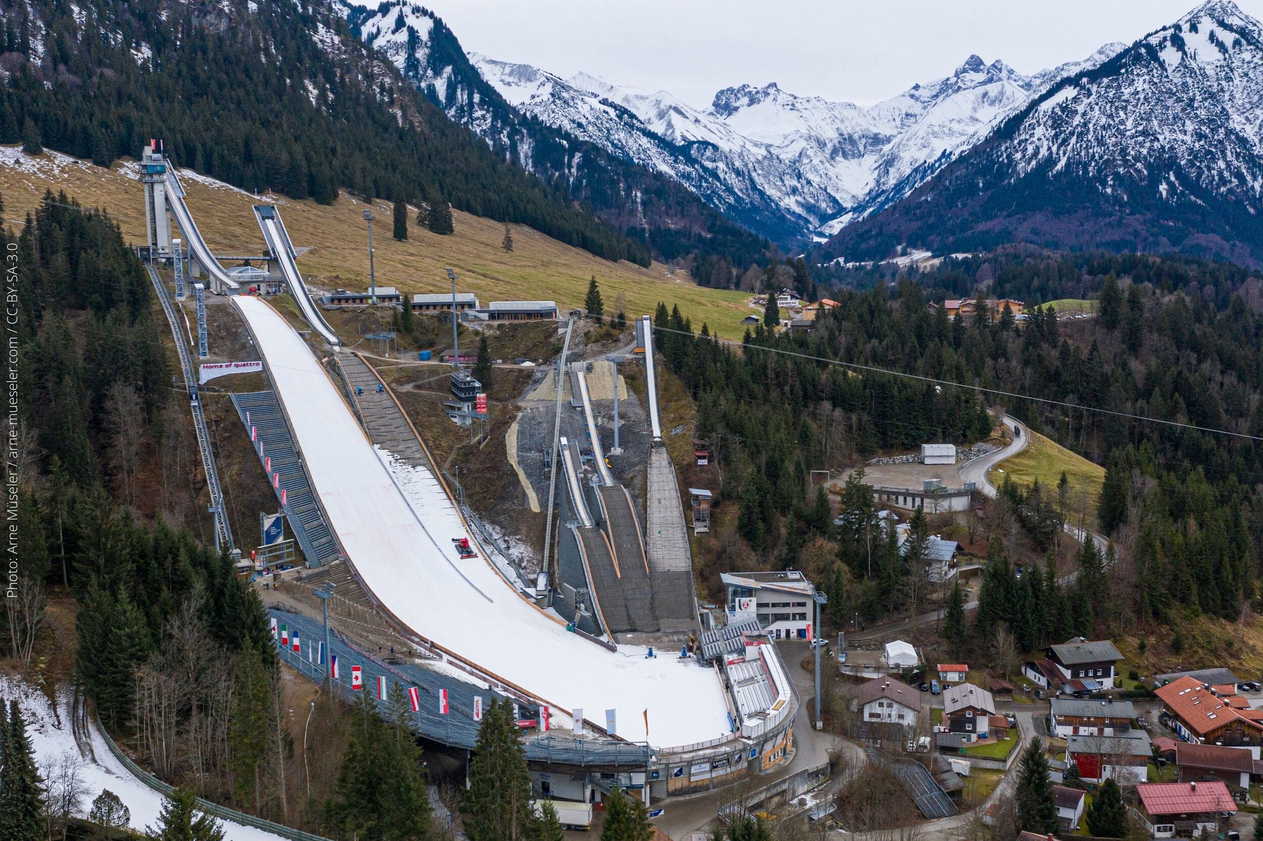 Windnet-deflection system for ski jumping hills