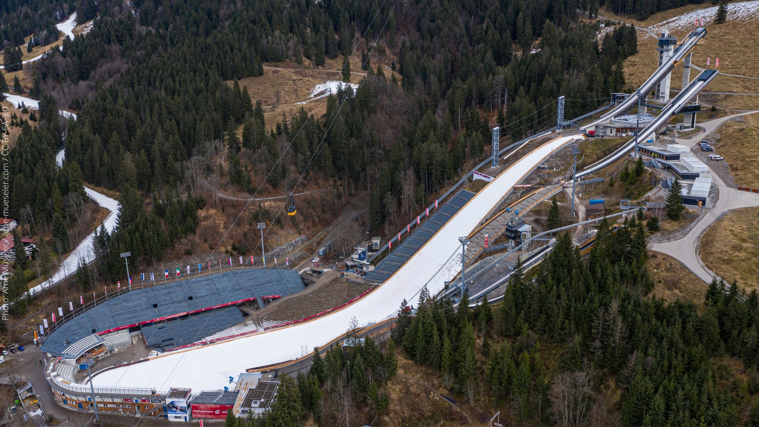 Windnet-deflection system for ski jumping hills